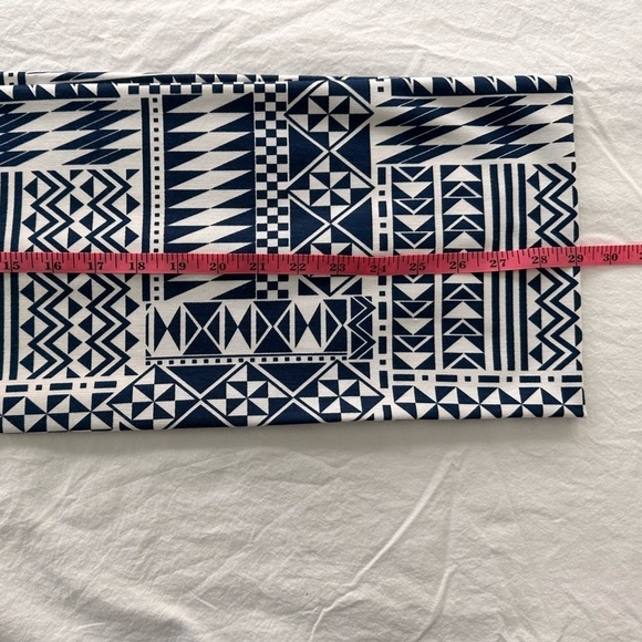 🎉Geometric Design Blue & White Infinity Scarf - Very Pretty - Picture 6 of 7